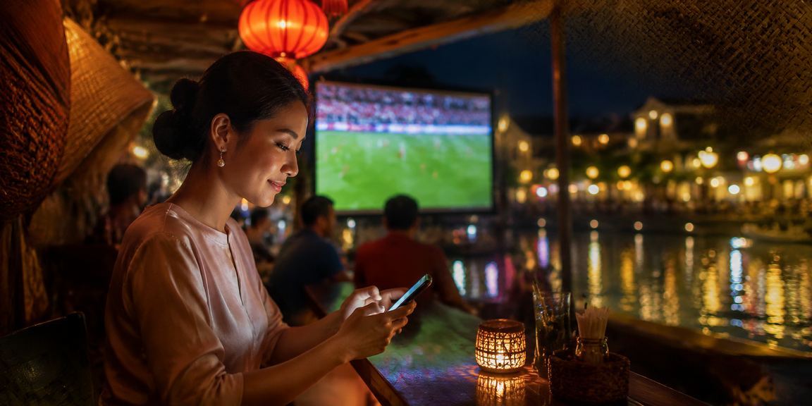 Người hâm mộ bóng đá tại Hội An đặt cược trực tuyến với nón lá truyền thống